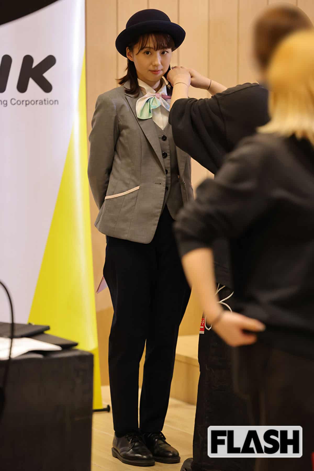 衣装をセットする宮崎あずさアナ