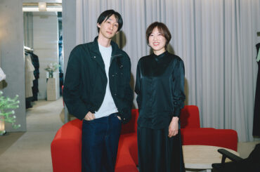 メイクの際に腕まくりをする仕草、ペンを取り出す所作を美しく【ルナソル×ハルノブムラタ】 - WWDJAPAN