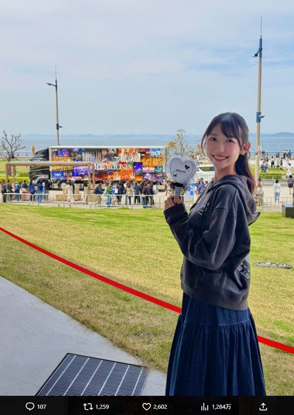 SixTONESのペンライトを持つ豊成春子アナ。“自作ペンライト”の可能性が浮上し、物議を醸している(写真・本人のXより)