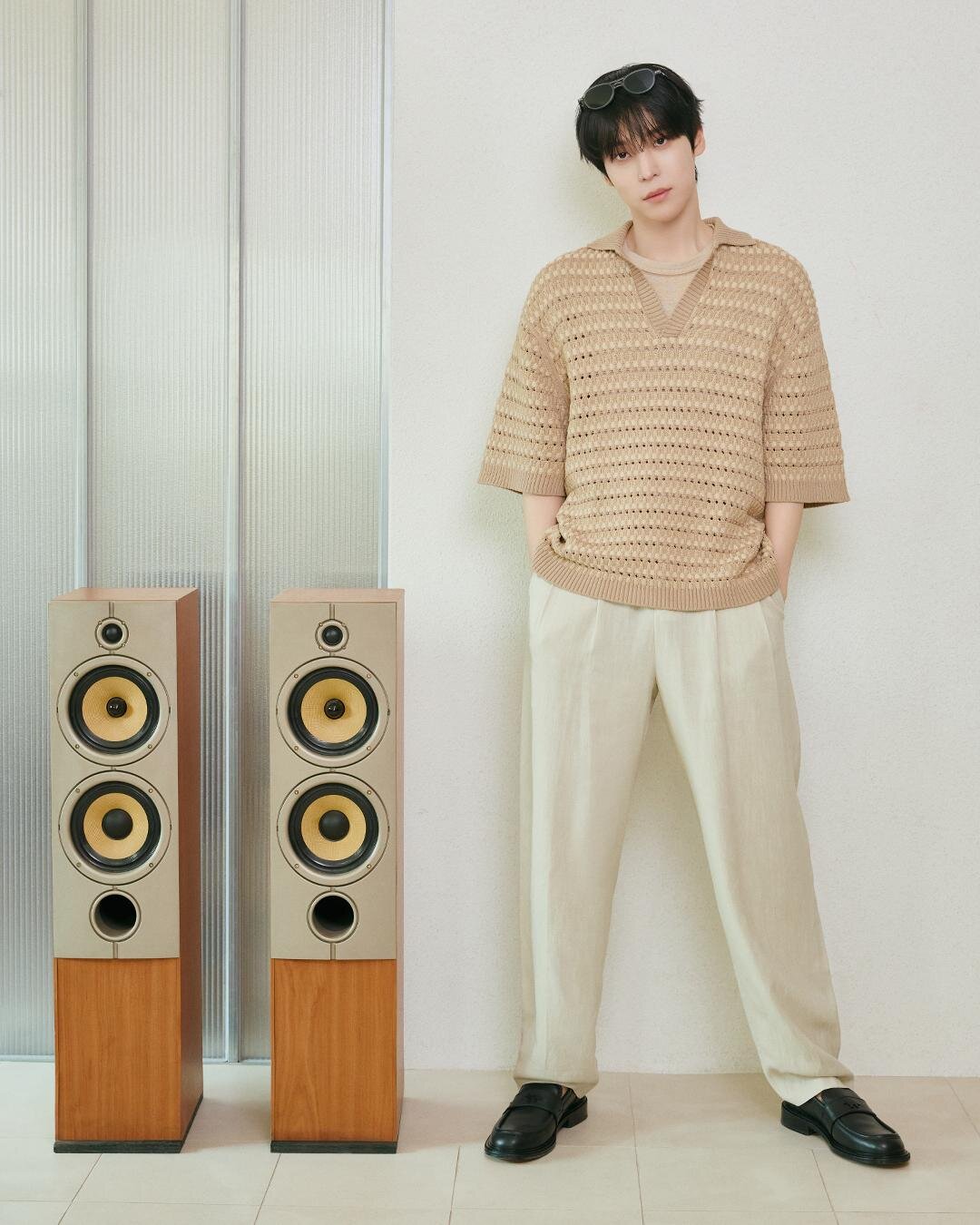 バスケット ウィーブ ニット ポロ 58,300円／テイラード プリーツ パンツ 49,500円／サングラス 36,300円