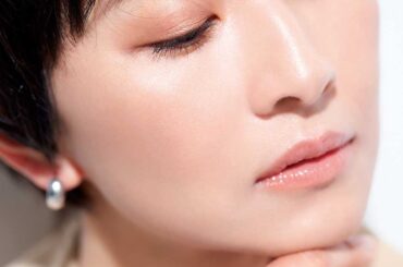菊川怜さんが挑戦！「締め色なし」が新鮮。シワもくすみも飛ばす最新ベージュ術 | 美ST ONLINE