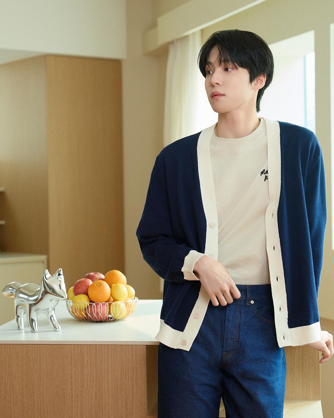 コントラスト コットン コンフォート カーディガン 58,300円／ストレート デニム ジーンズ 50,600円