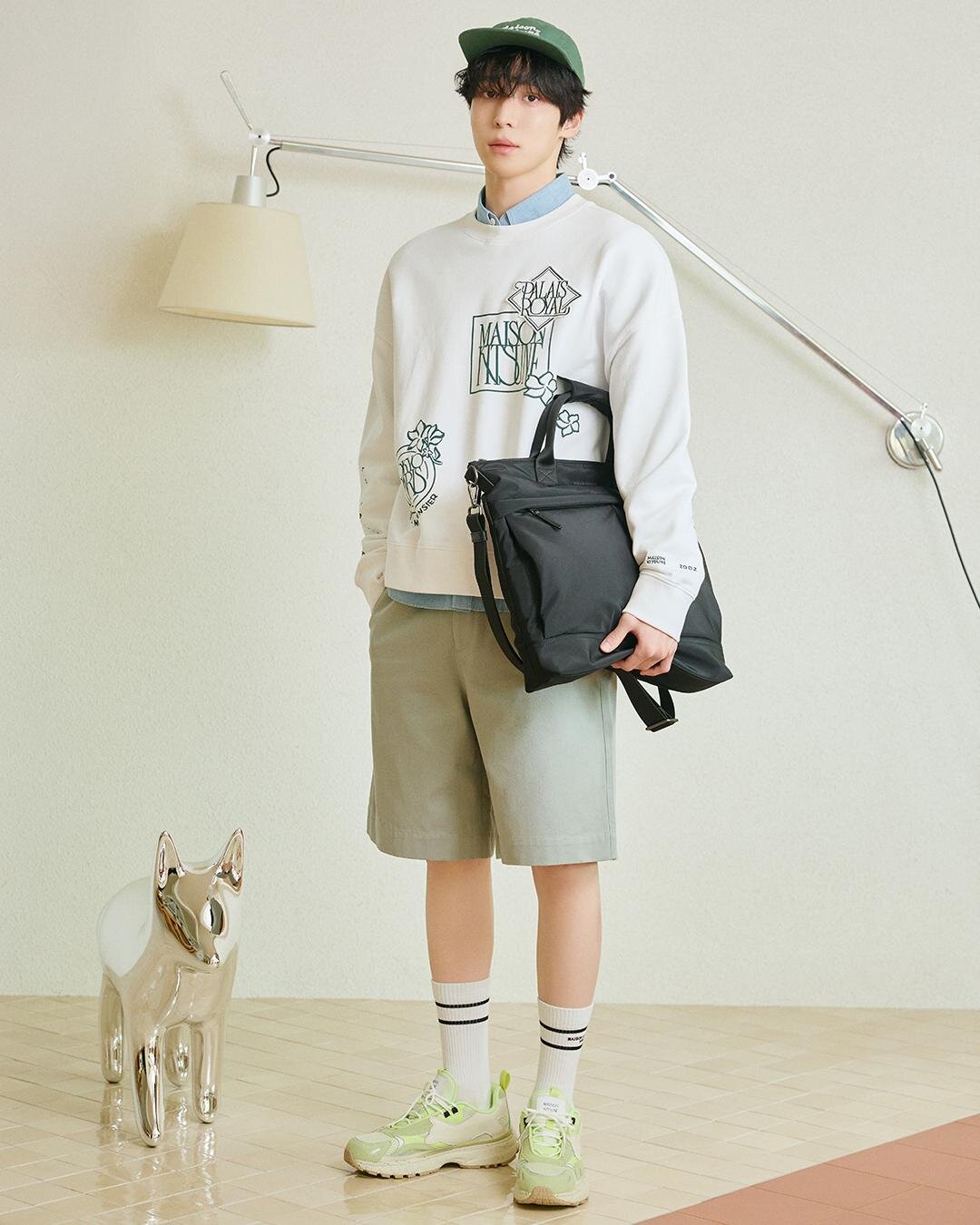 アール・ヌーヴォー スタンプ オーバーサイズ スウェットシャツ 46,200円／イラスティケイティド・バミューダ 36,300円／プロフィール フォックス レギュラー シャツ 36,300円／ハンドライティング 5P キャップ 17,600円