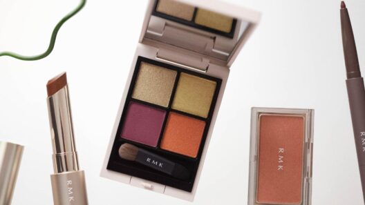 RMK2026年秋コスメ“甘さ控えめ”大人ピンクのアイシャドウ＆“ツヤツヤすぎない”新色リップなど - ファッションプレス