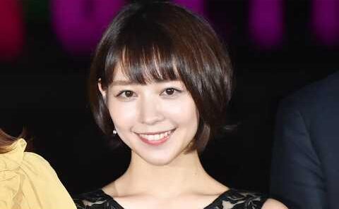 吉谷彩子、愛犬を膝抱っこした母の姿公開「優しい雰囲気が素敵」「最高の癒しショット」と反響【セレブニュース】