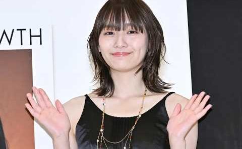 浅川梨奈、ミニスカ私服から美脚スラリ「色白で綺麗」「着こなしがおしゃれ」の声【セレブニュース】