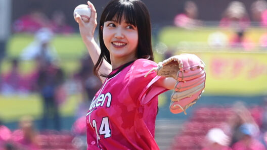 始球式に登場した久保史緒里さん【写真：加治屋友輝】