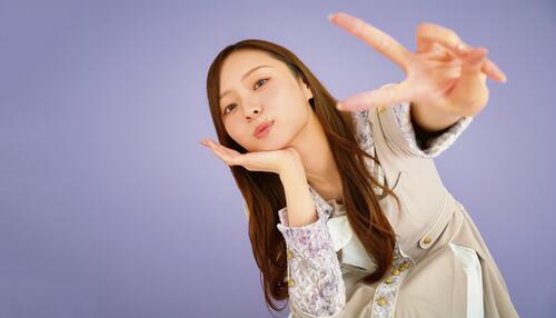 おどけた表情でピースする乃木坂46の梅澤美波
