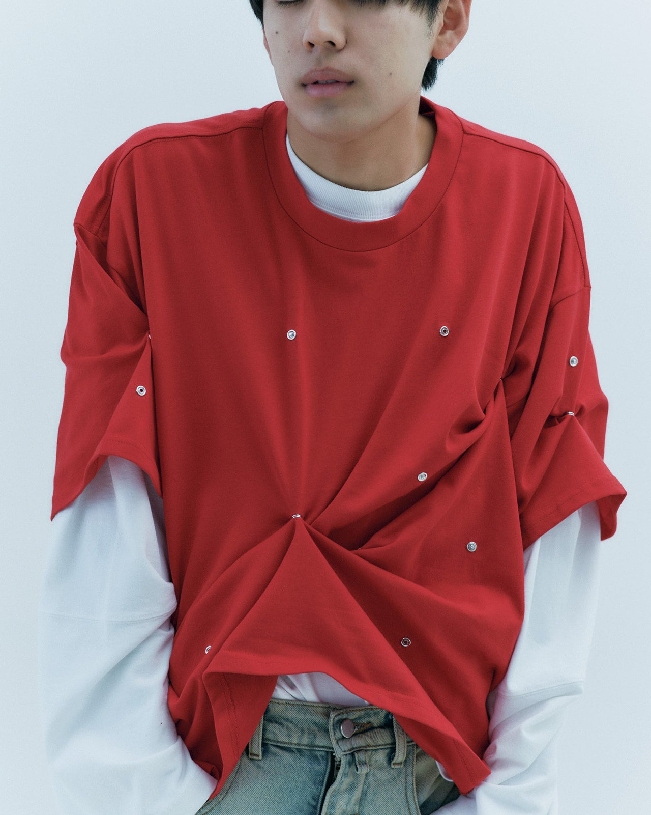 稲井 孝太朗が着用するGEORGIAのTシャツ、ジーンズ