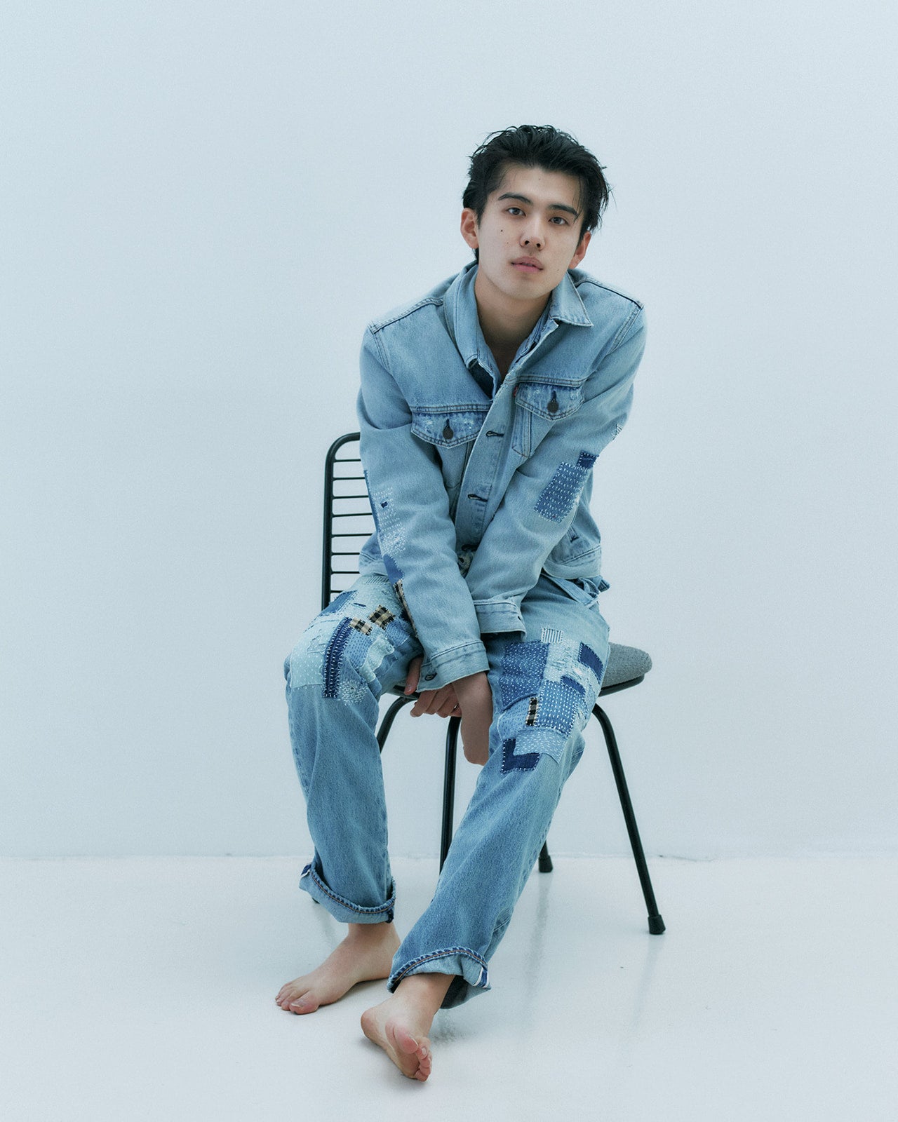 稲井 孝太朗が着用するLevi's®のジャケット、シャツ、ジーンズ