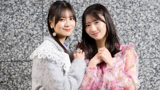 インタビューに応じた日向坂46の小坂菜緒（左）と藤嶌果歩【写真：舛元清香】