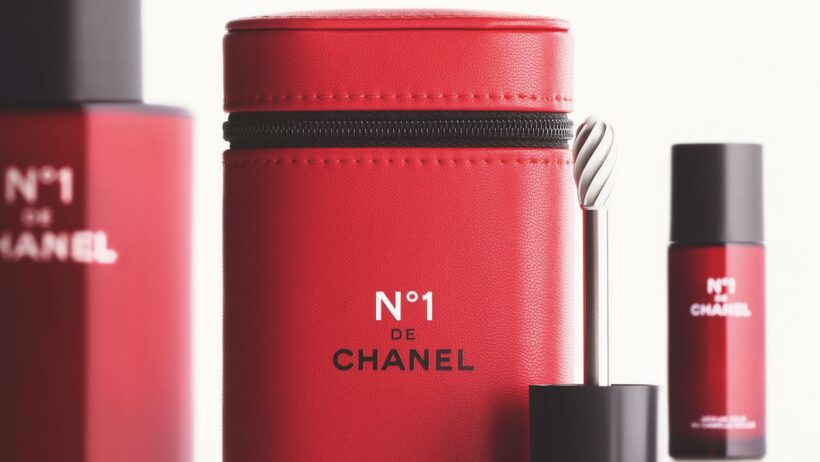 シャネルの「N°1 ドゥ シャネル」の美容液がトラベルケースに入ってお目見え | Vogue Japan