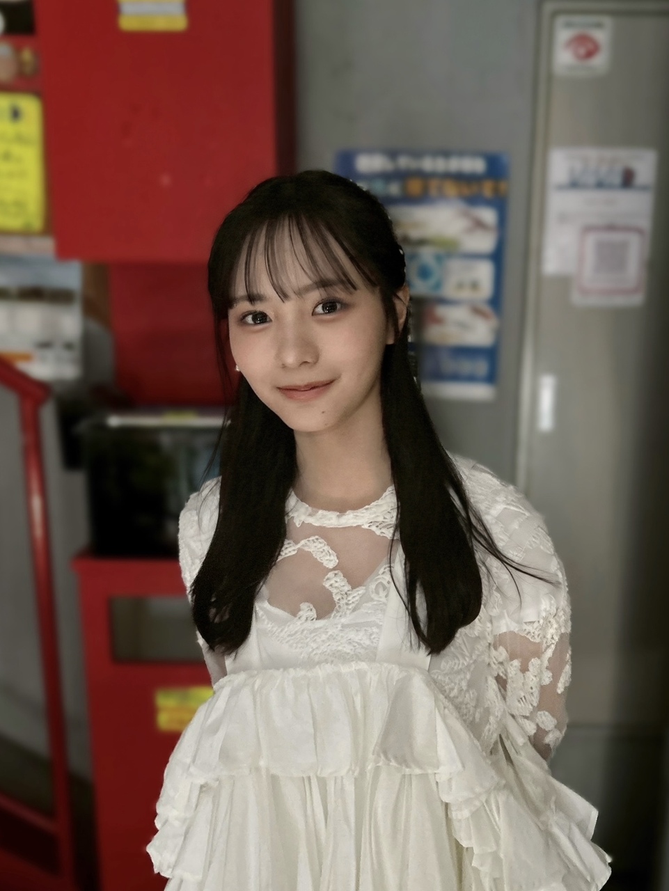 中川 智尋 2026/5/11 こんばんは四期生の中川智尋です☺︎明日はBACKS LIVE!!1日目 ということでドライフルーツのMVのオフショットを探してみました(‥ )... MOR... - moe zine