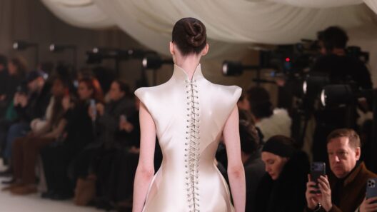 ウエスト回帰。女性たちが今求める装いとは | Vogue Japan