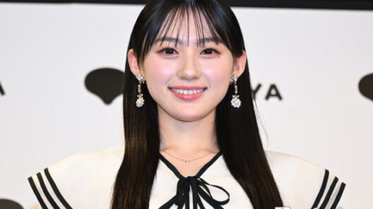 乃木坂46川崎桜、ミニ丈トップスから美ウエストチラ見せ 紫陽花に囲まれたショット公開「破壊力すごい」「小顔も際立ってる」と反響