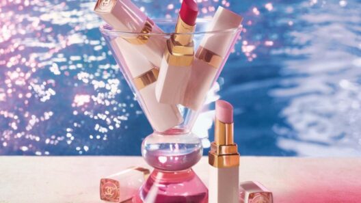 シャネル26年夏パステルカラーコスメ、煌めく“やわらかピンク色”リップ＆スティックアイシャドウ - ファッションプレス