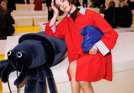 舞台はパリの要塞城　スペイン発「ロエベ」が描いたカラーでエネルギーチャージ　藤岡篤子のFashion Story