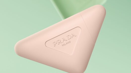“トリプルケア”で話題のプラダのハンドクリームに「プラダ パラドックス」の香りが仲間入り | Vogue Japan