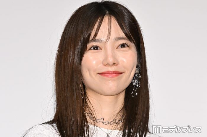 島崎遥香、シースルー衣装から美肌＆美脚披露「可愛すぎます」「足元に目を惹かれる」 - モデルプレス