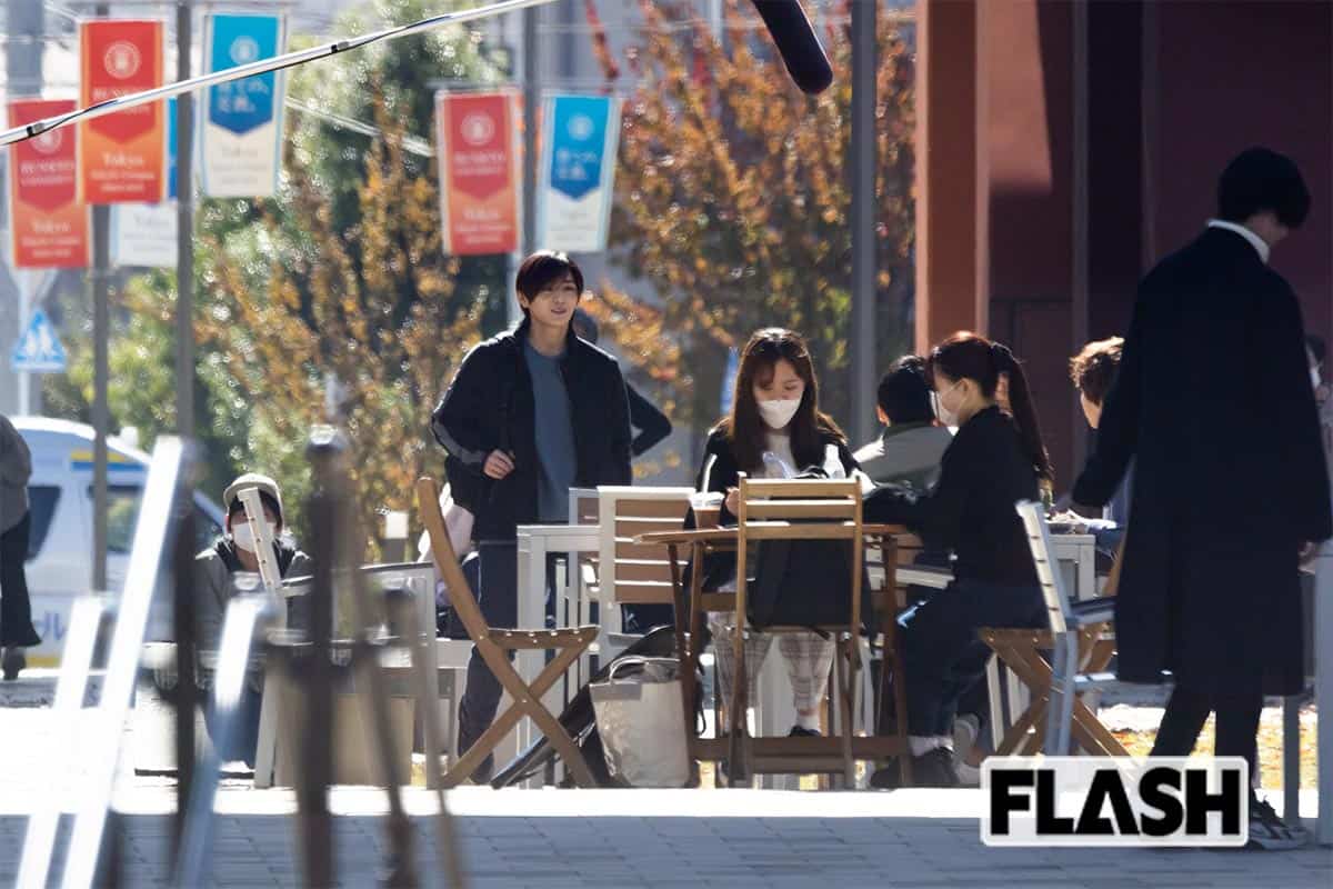 11月初め、大学のキャンパスで撮影に臨む主人公の大学生役の山田涼介