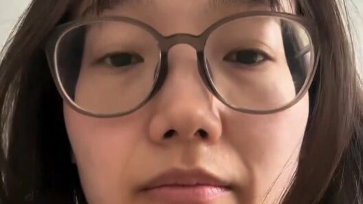 〈変身メイク〉起き抜け寝床のすっぴん眼鏡姿→華やか可愛い「夏のオレンジメイク」の変貌ぶりがスゴイ！アラフォー39歳元美容店長の印象チェンジに注目集まる 注目のYouTuberが取材協力。総務省調査から見る最新の「化粧品に関する消費支出」についても解説 | LIMO | くらしとお金の経済メディア