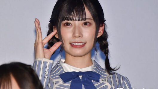 元日向坂46メンバー、白ノースリワンピの夏コーデ披露「透明感すごい」「ひまわり畑にぴったり」 - モデルプレス