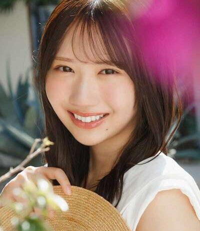日向坂46藤嶌果歩、純白ワンピース×花の爽やかショット「願いがかなったカットになります」 - au Webポータル