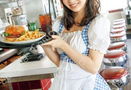 日向坂46藤嶌果歩、ウェイトレス姿の新カット 1st写真集『果実の歩幅』ポストカード第3弾解禁 - 佐賀新聞