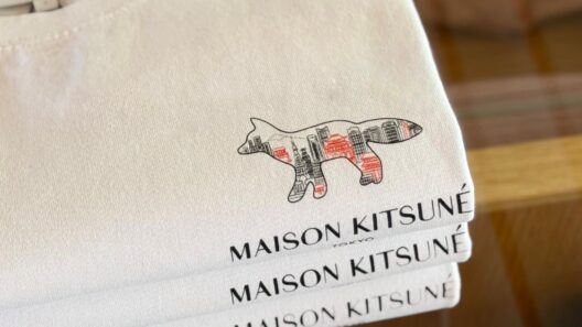 メゾン キツネ“東京の風景”Tシャツ、東京タワーや遠景の富士山を描くフォックスプリント - ファッションプレス