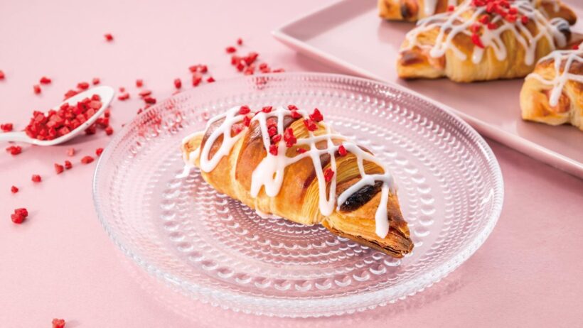 サンマルクカフェ「プレミアム ICHIGO チョコクロ」サクサク生地にほんのり甘酸っぱいいちご - ファッションプレス
