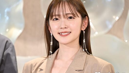 鈴木愛理、雰囲気ガラリのスモーキーメイク＆キャミソール衣装姿公開「クールな雰囲気」「別人級」 - モデルプレス