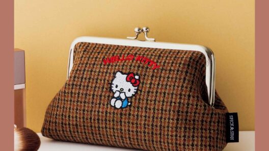 「ハローキティ」刺繍ワッペンがま口ポーチ付録、InRed 12月号。クラシカルなツイード生地、コスメやガジェット収納に - トラベル Watch