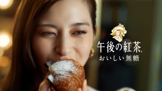 中条あやみ、ラーメン＆から揚げ弁当＆ドーナツをぱくり！　「キリン 午後の紅茶 おいしい無糖」 新CM「紅茶のうれしいヒミツ」編