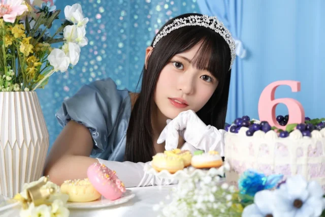 6年目もキミとひなたでParty♡ジャンボガチャのドレス姿の女性とケーキ